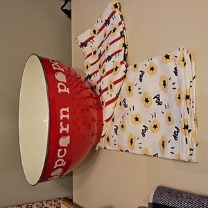 Popcorn bowl with 2 popcorn towels